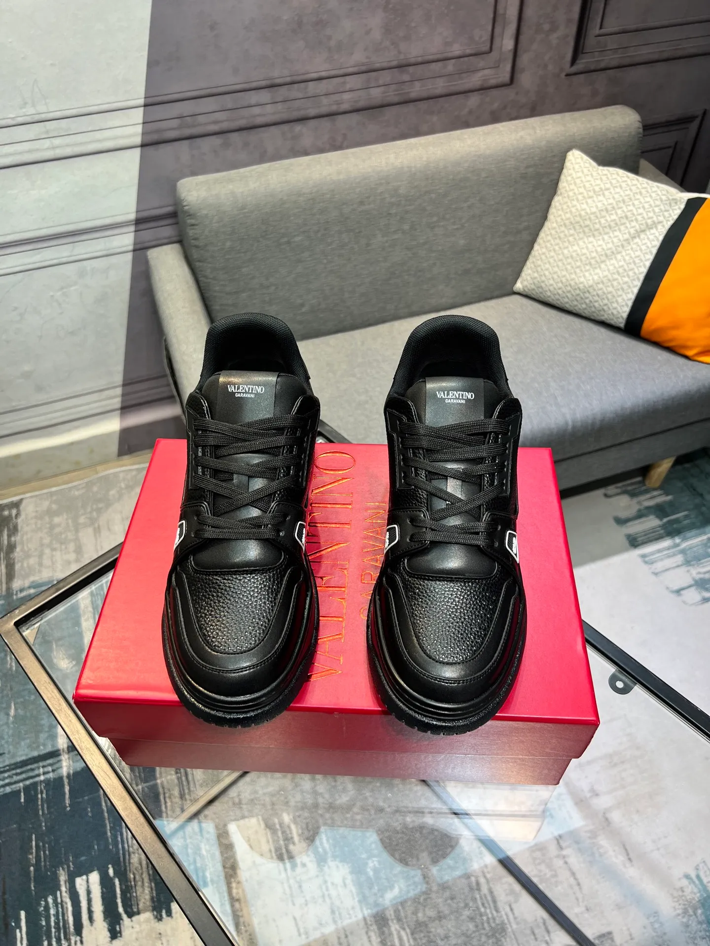 Men's Men's Shoes 💰660 Valentino 2023 early autumn new star shoes are now online! Wang Hedi and Ren Jialun have been worn by many celebrities. Who can refuse the same couple shoes as Wang Hedi! The design of Stars Stab My Heart is cool and spicy. The material of the shoes is cowhide, and every color is beautiful! Size 35-40, men’s size 39-44 (women’s 41, men’s 38, 45🉑️customized)